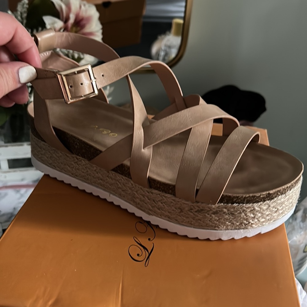 Women’s new in box size 6 Khaki strappy sandal with buckle